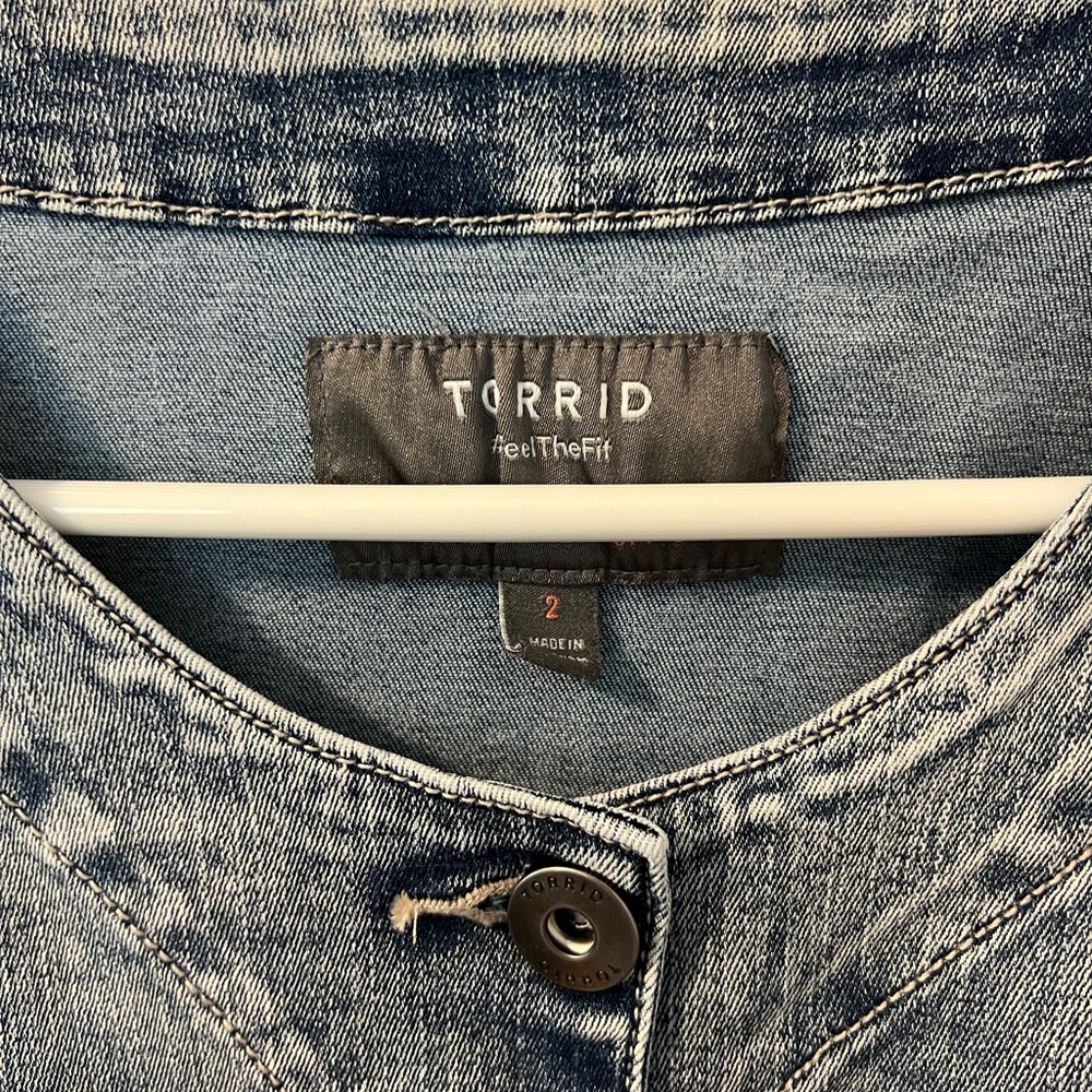 Torrid Cropped Denim Jacket - Light Wash - Picture 4 of 4